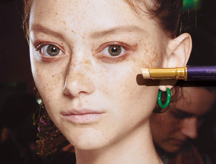 쓱 바르고 톡 두드려라! 스틱 메이크업의 모든 것