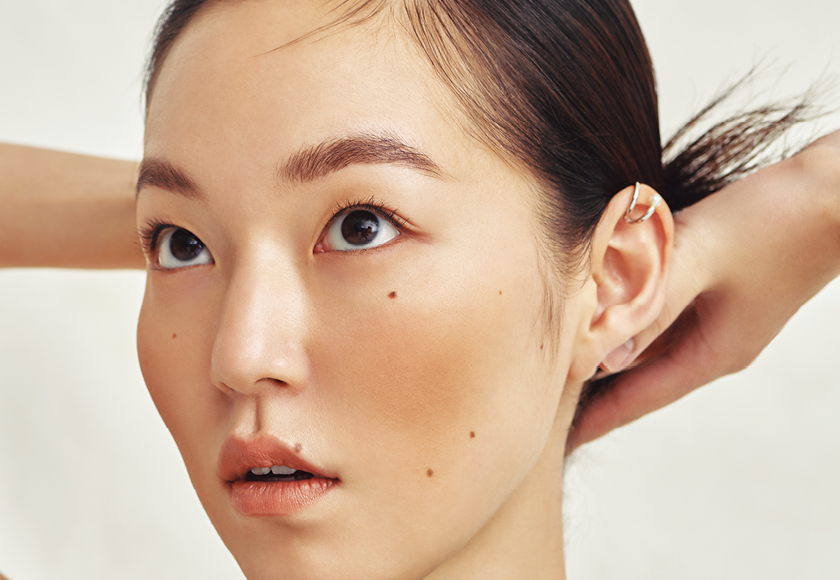 한결 우아해진 파티 룩, 뉴트럴 스머지 메이크업