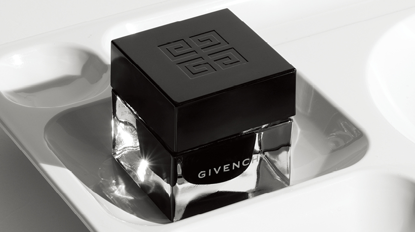 눈가의 나이를 지워요